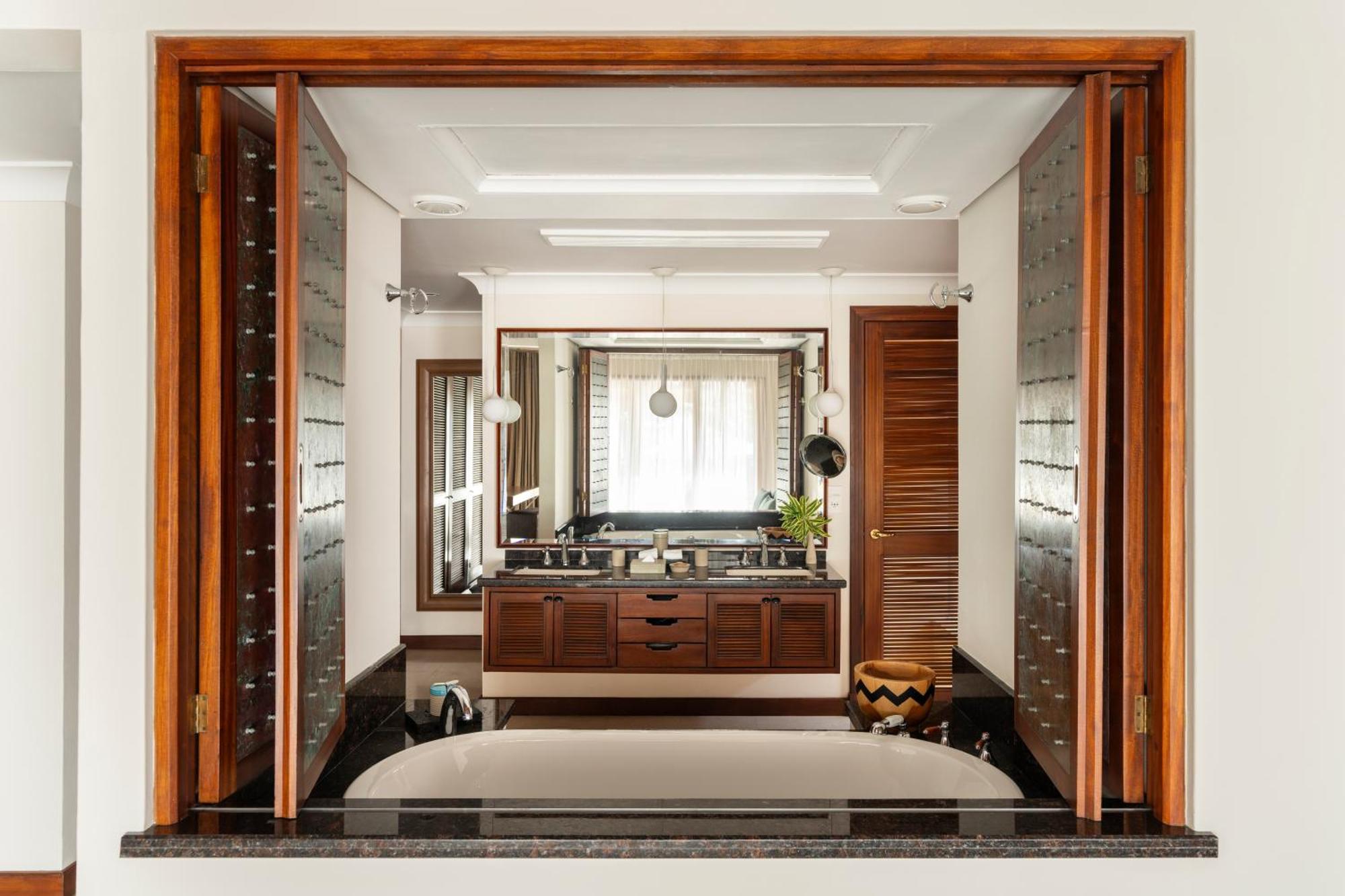 Constance Lemuria Grand Anse  Luaran gambar A bathroom in a private home