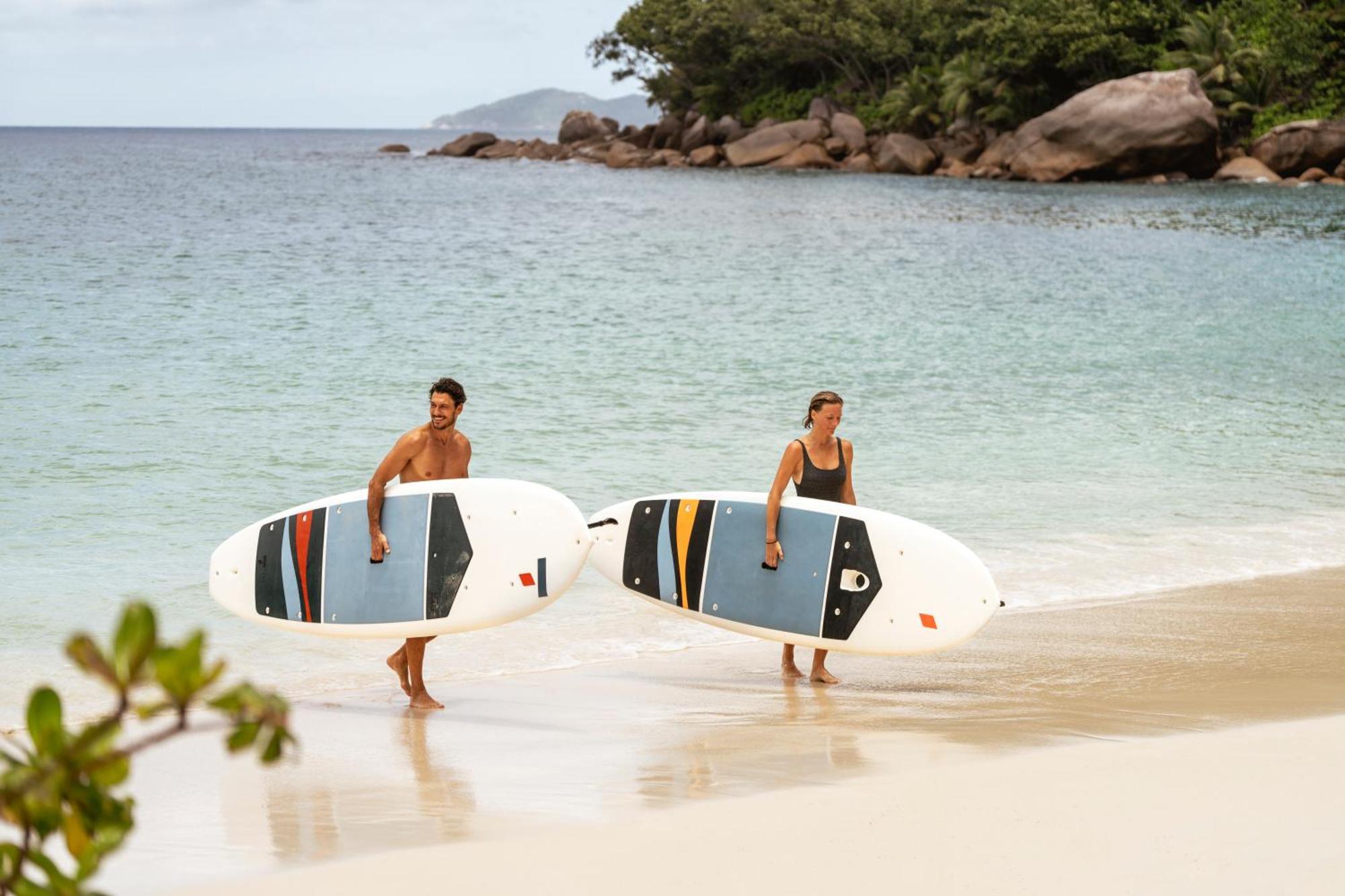 Constance Lemuria Grand Anse  Luaran gambar Stand up paddle boarders on a beach