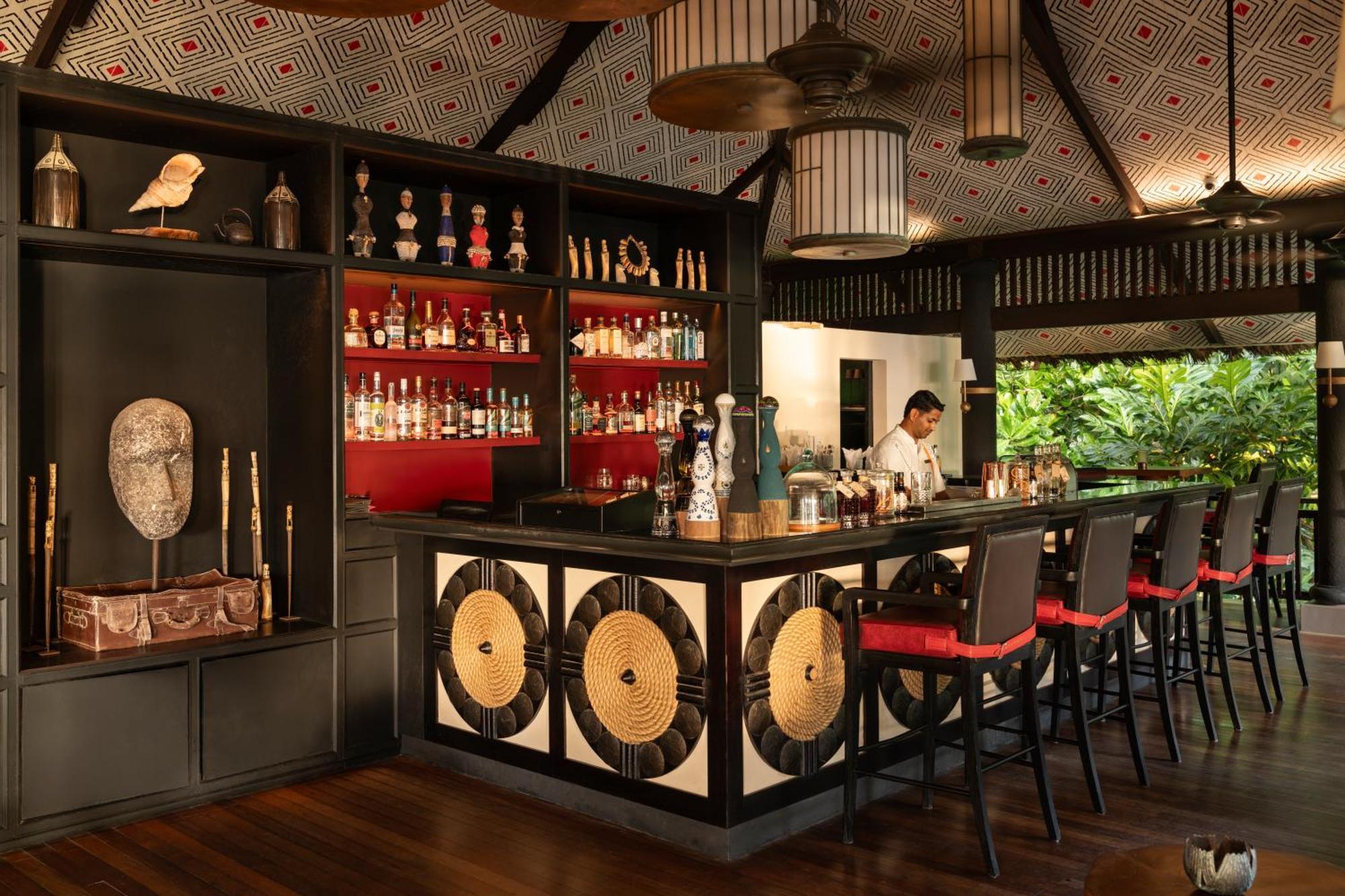Constance Lemuria Grand Anse  Luaran gambar The bar at the resort