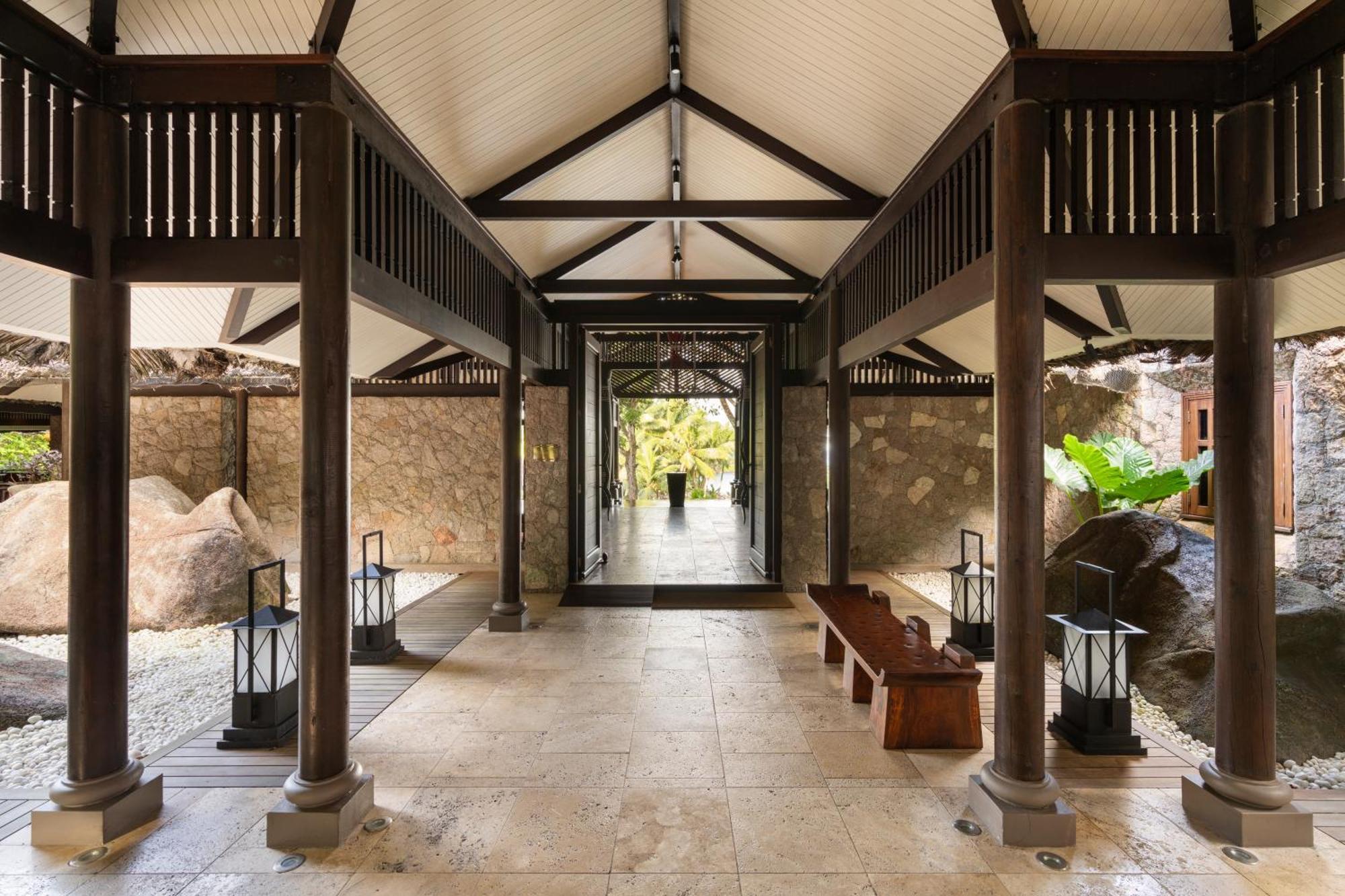 Constance Lemuria Grand Anse  Luaran gambar The lobby of the resort