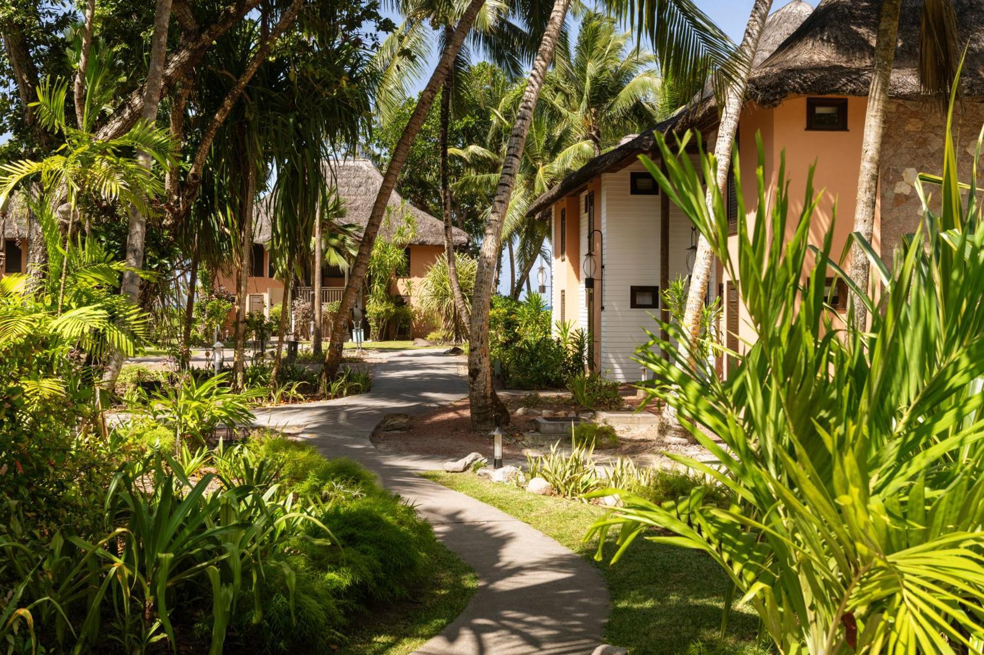 Constance Lemuria Grand Anse  Luaran gambar The resort's bungalows