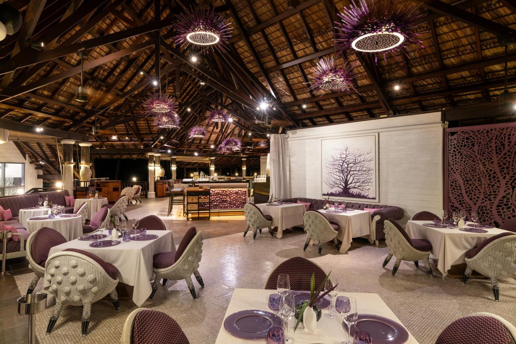Constance Lemuria Grand Anse  Luaran gambar The restaurant at the resort