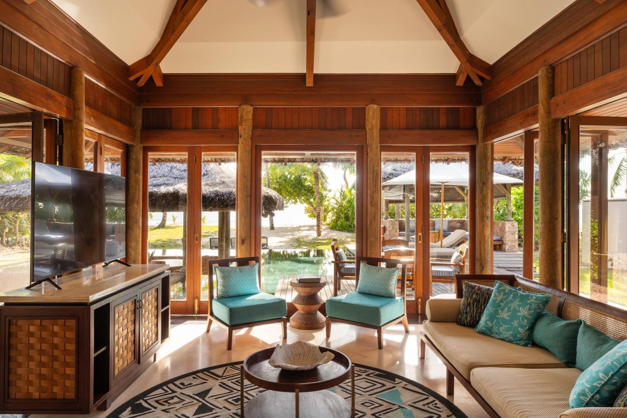 Constance Lemuria Grand Anse  Luaran gambar Living room of a Beachfront Villa