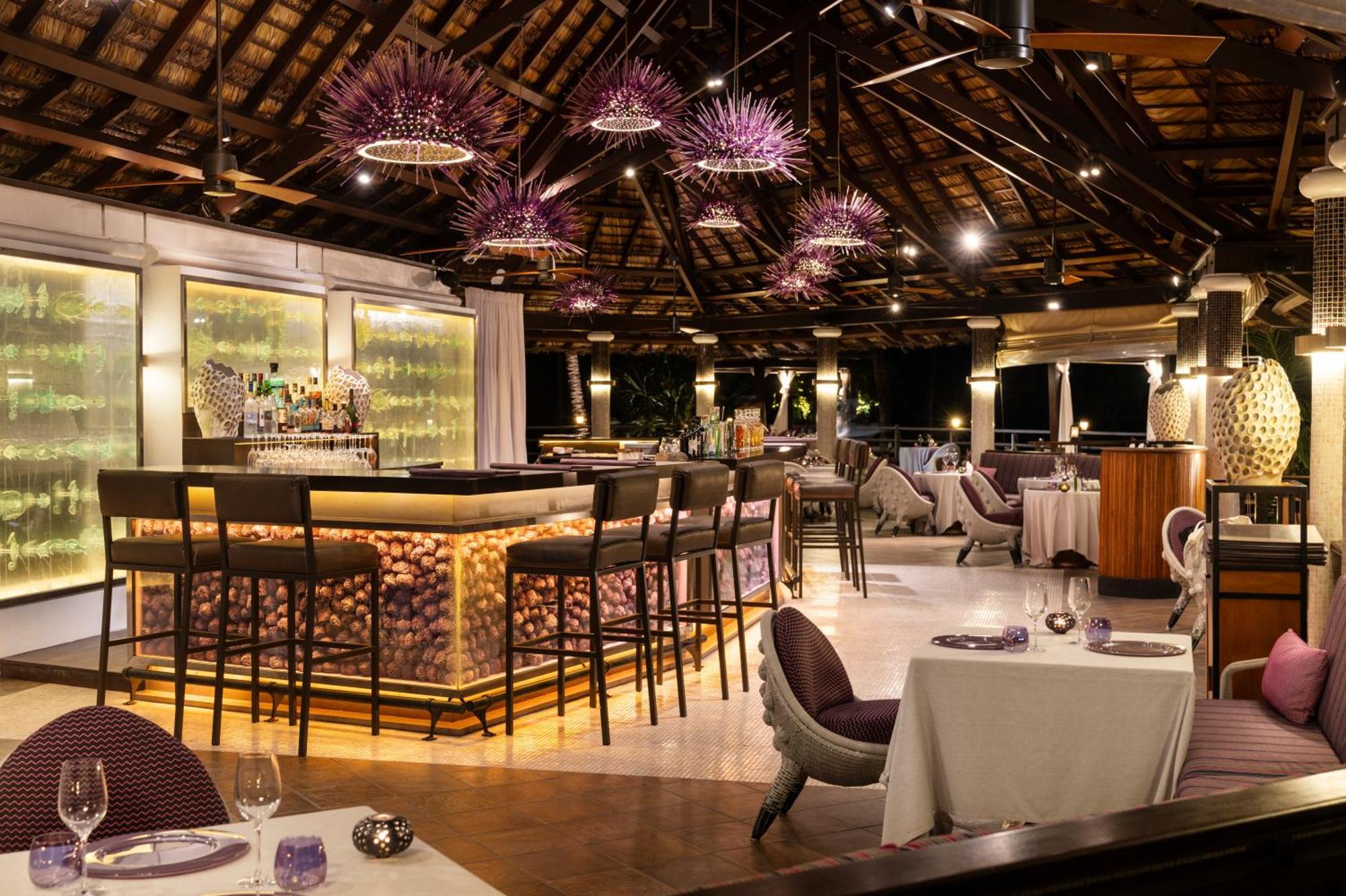 Constance Lemuria Grand Anse  Luaran gambar The bar at the restaurant