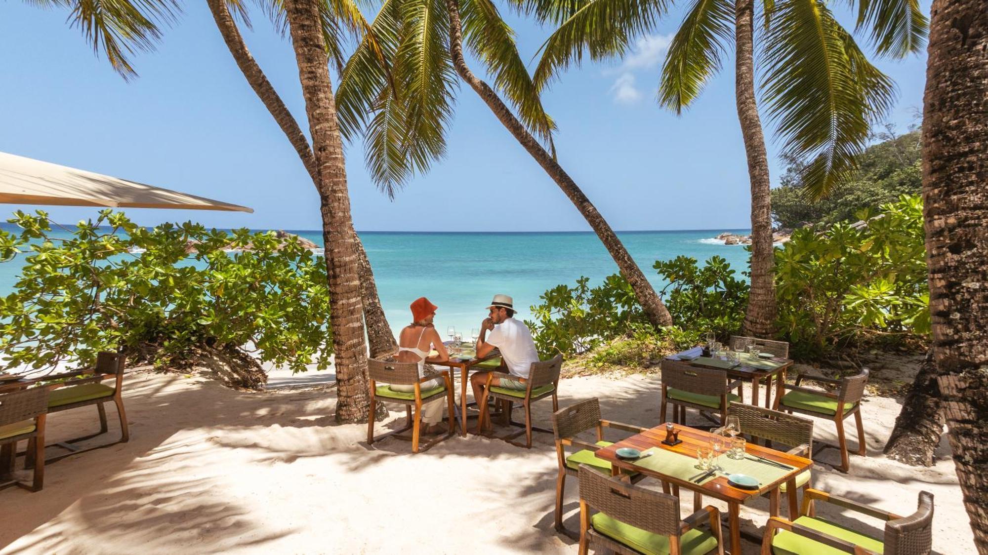 Constance Lemuria Grand Anse  Luaran gambar Beachfront dining at Sandals Halcyon Cove