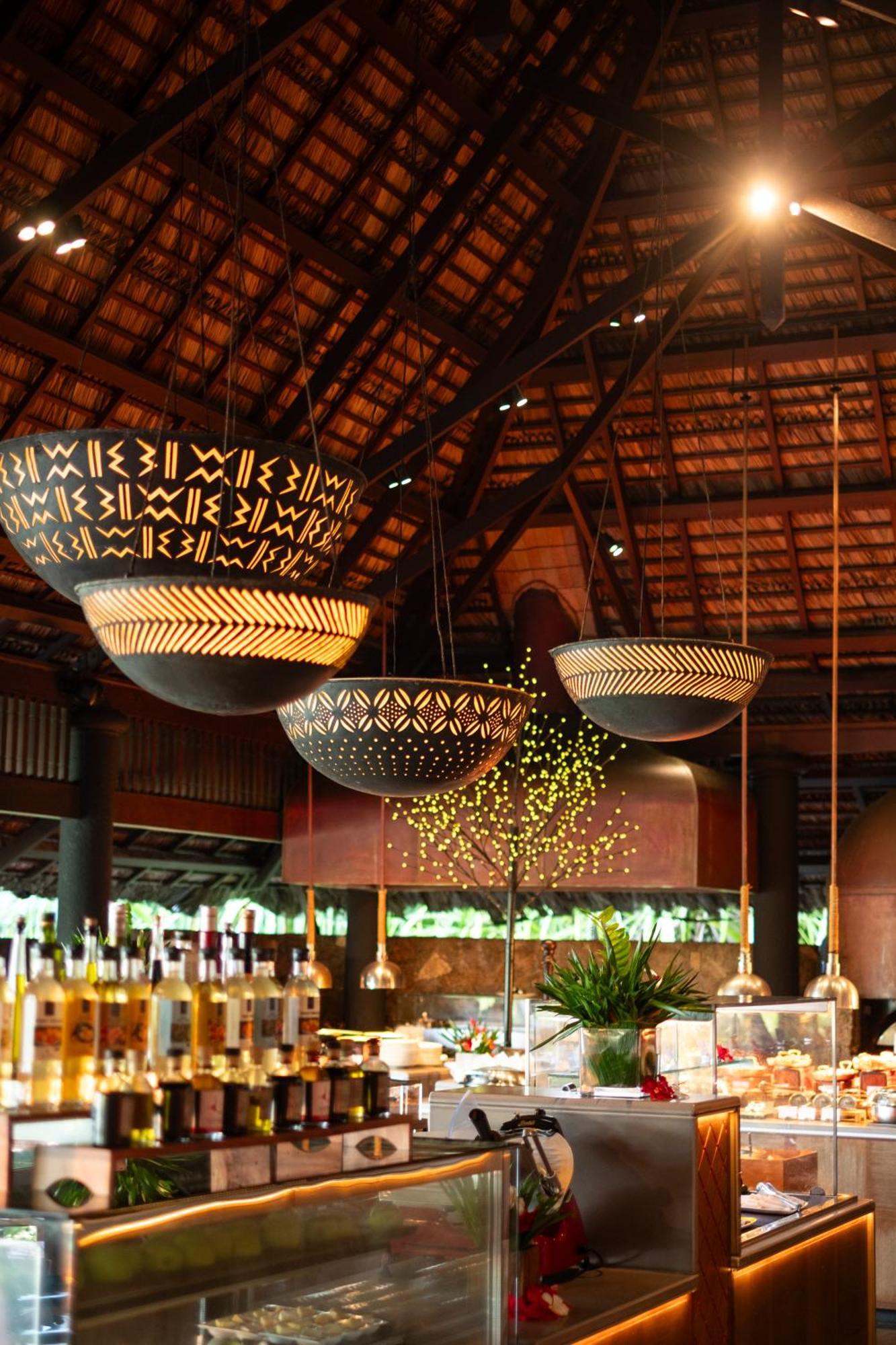 Constance Lemuria Grand Anse  Luaran gambar The interior of the bar
