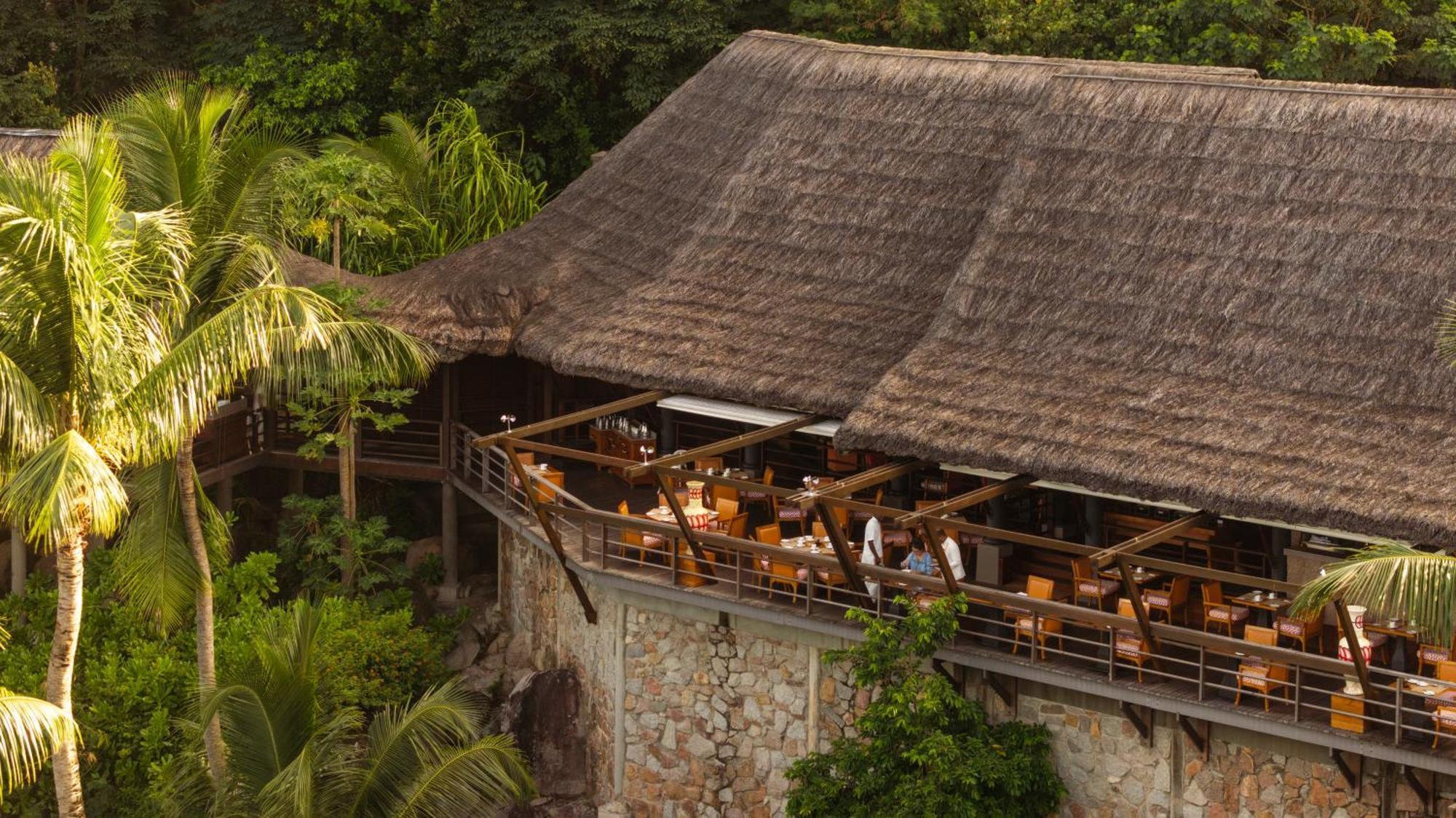 Constance Lemuria Grand Anse  Luaran gambar The restaurant at the top of the Sugarloaf Rock